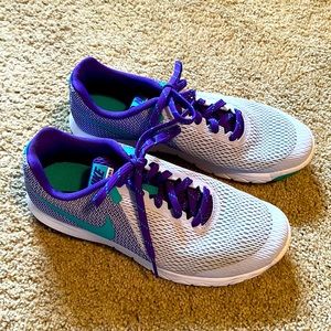 Women’s Nike Flex Experience RN 5 tennis shoes. Barely worn.